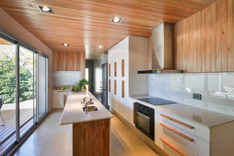 Cocina remodelada con acabados de madera, proyecto de remodelación en Nicaragua