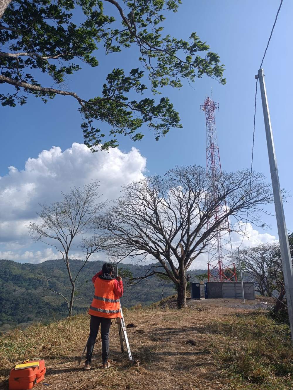 Levantamiento topográfico en cerro con torre de telecomunicaciones, Matagalpa