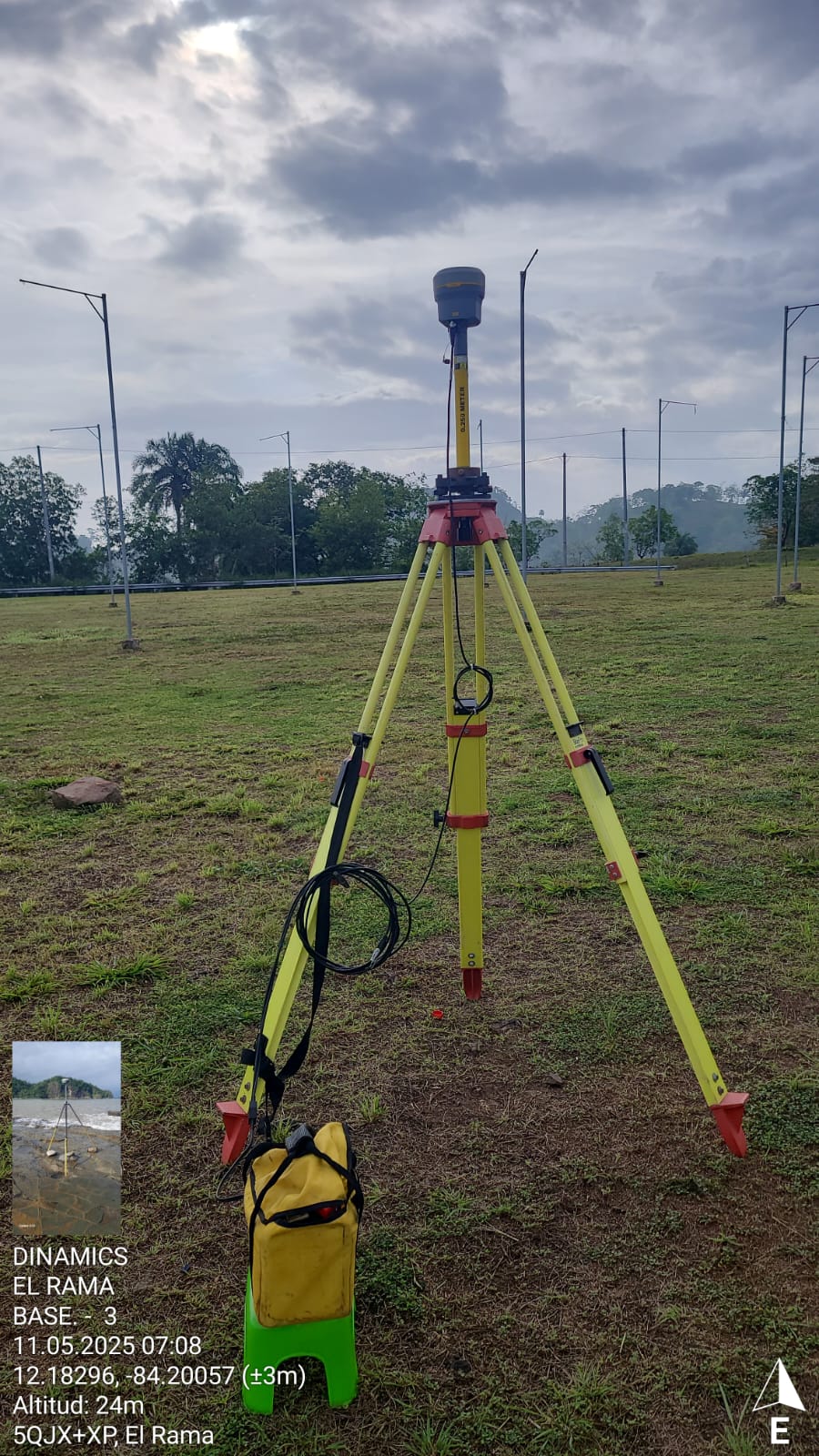 Punto de control geodésico con base GNSS en campo abierto, El Rama, Nicaragua